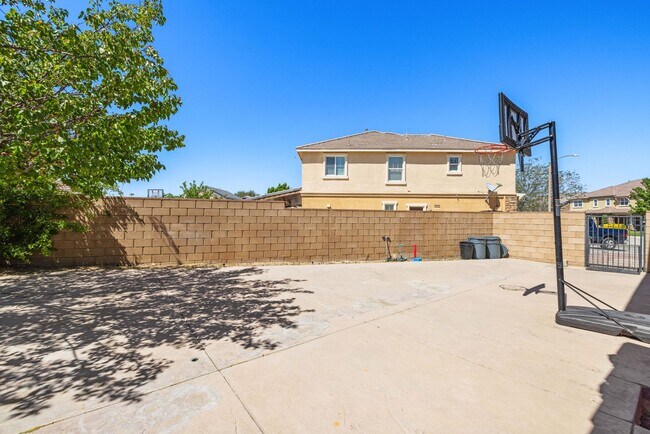 Building Photo - 4 bedrooms / 3 bathroom OPEN floor plan HOUSE for rent in LANCASTER