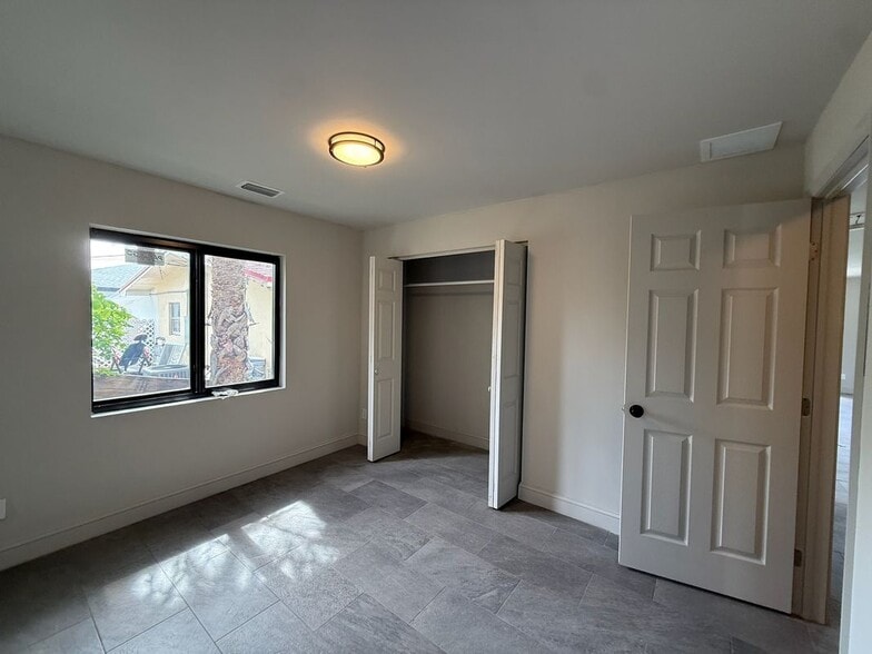Building Photo - 2806 NW 9th Ct