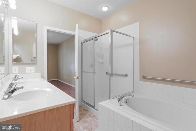 Building Photo - 17075 Four Seasons Dr