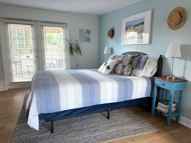 Building Photo - 2 Bedroom 2 Bath Annual Furnished Cottage ...