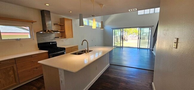 Building Photo - 1408 W 51st St