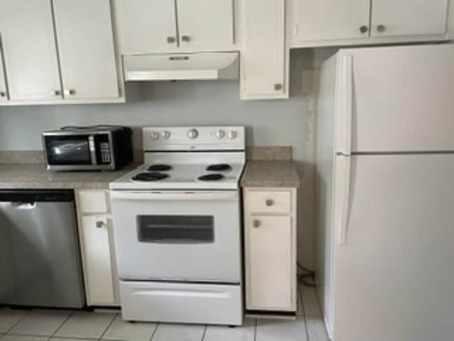 Building Photo - 3600 Chateau Dr