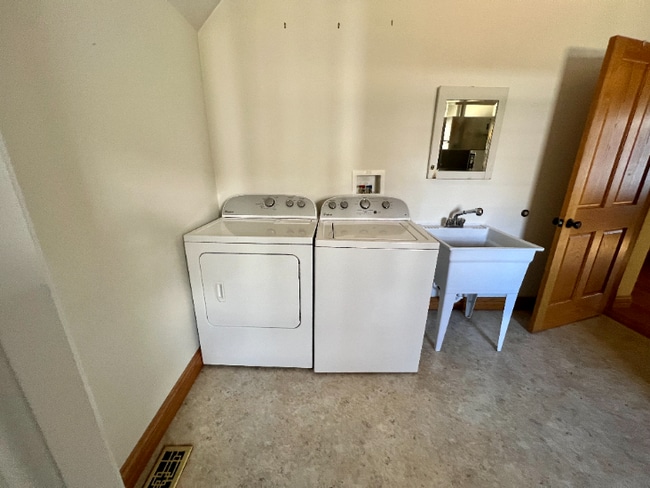 Building Photo - Charming Three Bedroom Home!
