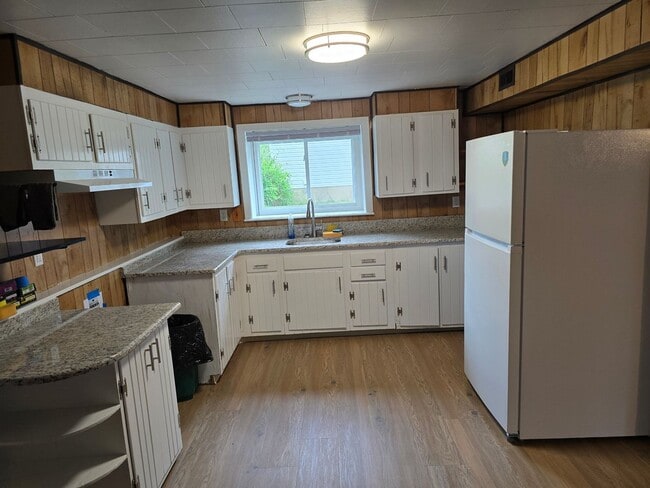Building Photo - Three bedroom one bath in New Castle
