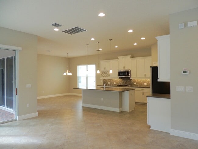 Building Photo - Move in ready! Newer home in great location.