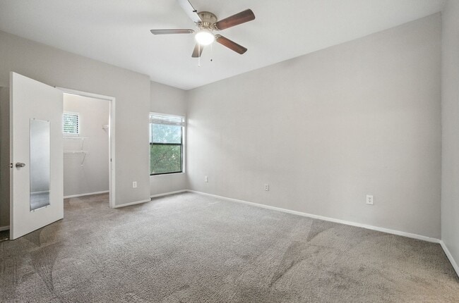 Building Photo - Northwest Condo with Modern Finishes & Gre...