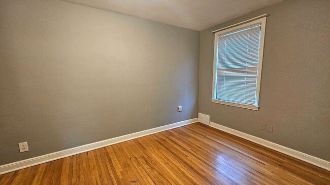 Building Photo - "Charming Edina Duplex Retreat: Spacious 1150 Sq Ft Haven!" Available now!
