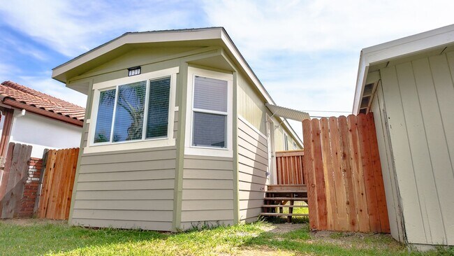 Building Photo - Newer West Sac Home