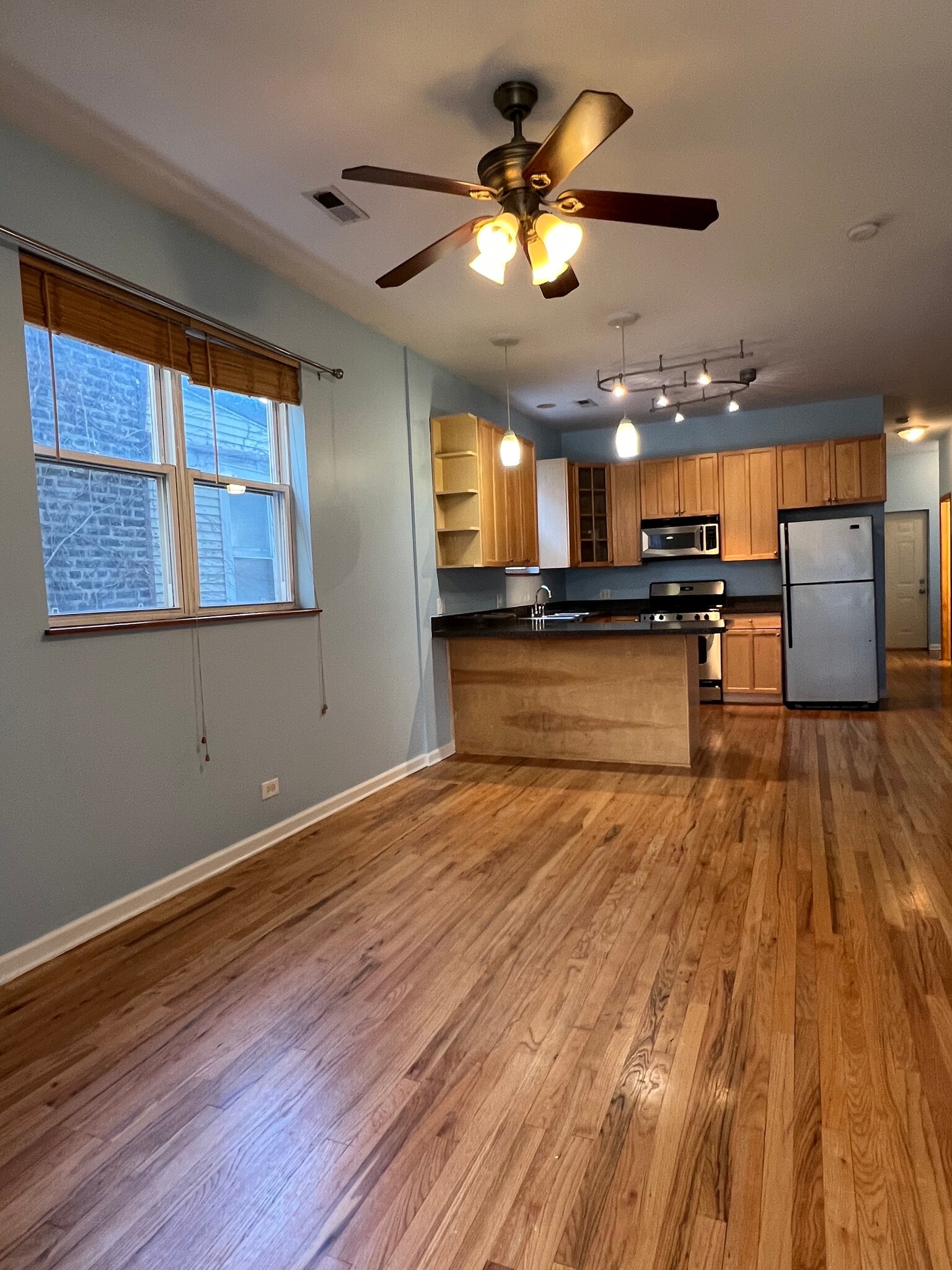 Dinning Room - 905 N Racine Ave