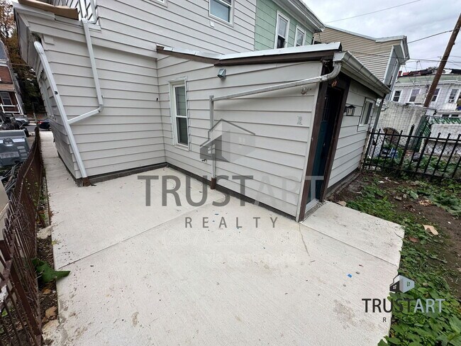 Building Photo - 4633 Penn St