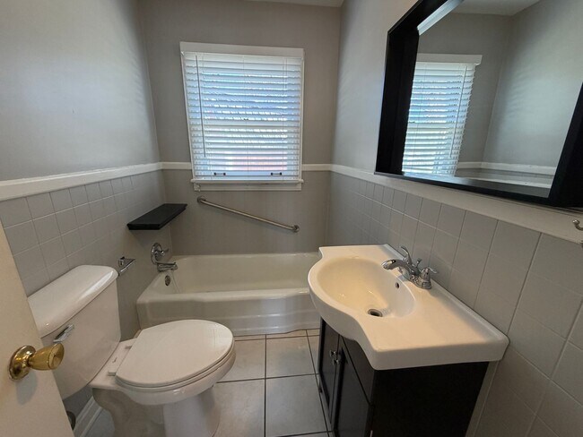 Building Photo - LIve in beautiful downtown Franklin!