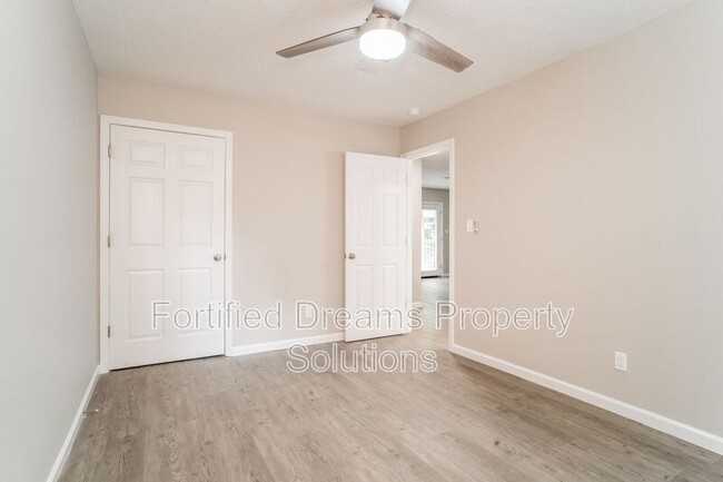 Building Photo - 615 Dumaine St