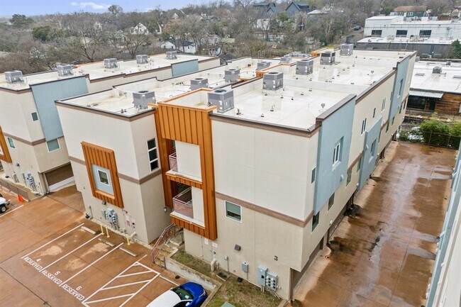 Building Photo - 2827 Manor Rd