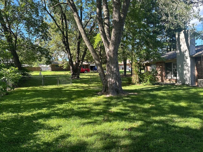 Building Photo - Available Now!  3-Bedroom, 2-Bathroom Spri...