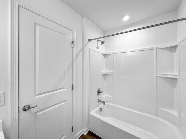 Building Photo - Pet-Friendly 3 Bedroom, 2.5 Bath Home for Rent in Cuyahoga Falls – Spacious & Charming!