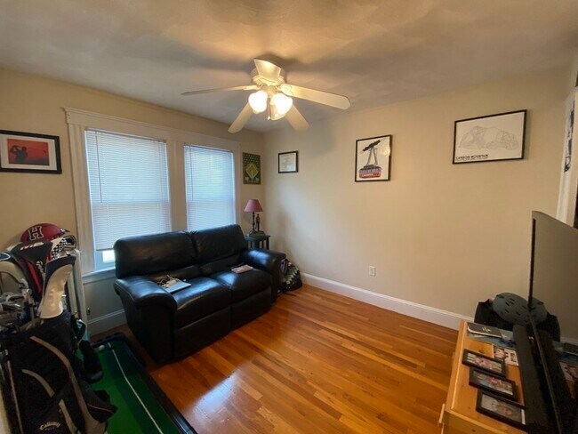 Building Photo - 27 Morton St