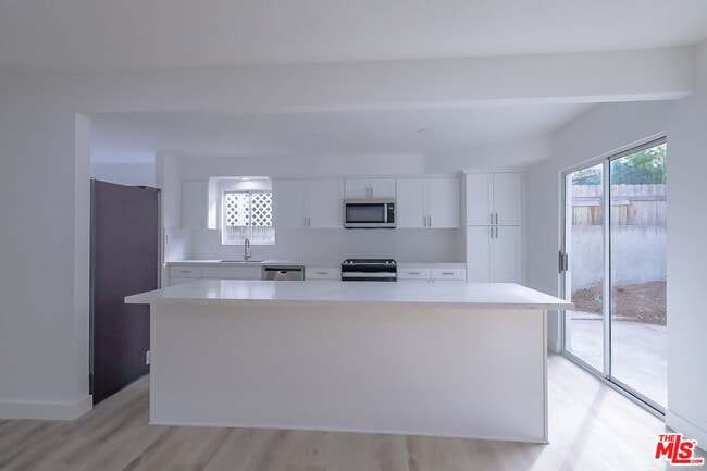 Building Photo - 823 S Detroit St