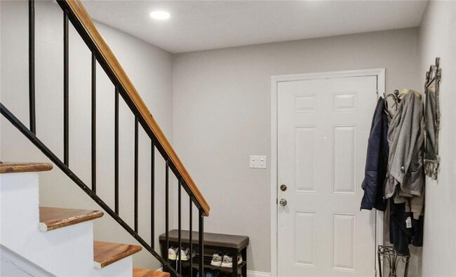 Building Photo - 6980 Roswell Rd