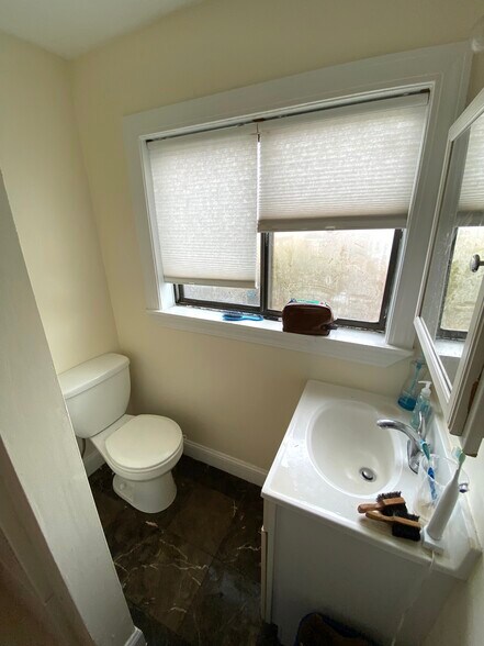 Building Photo - 72 Ashford St