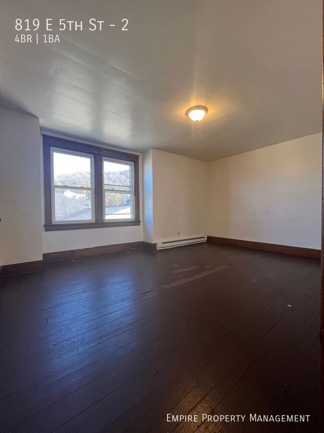 Building Photo - Available Now! 2nd and 3rd Floor: 4 Bedroo...