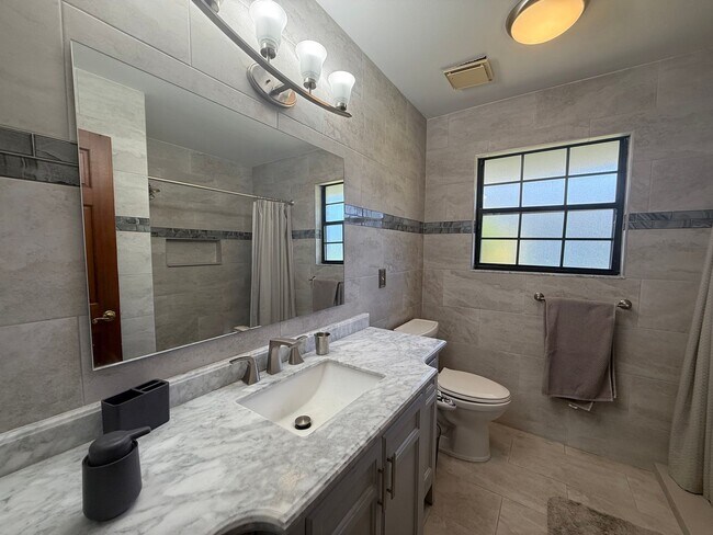 Building Photo - Beautiful 3 bedroom 2.5 bathroom pool home