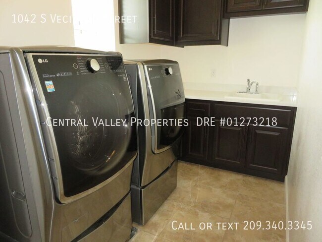 Building Photo - 1042 S Vecindad St