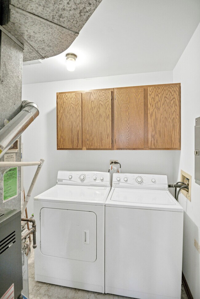 Building Photo - 737 Candleridge Ct