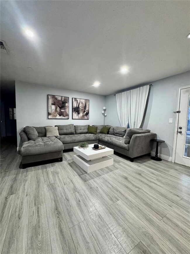 Building Photo - 6Bed 3 bath ...  MOTHER/DAUGHTER BEAUTIFUL HOUSE IN DOWNTOWN KISSIMMEE!!!