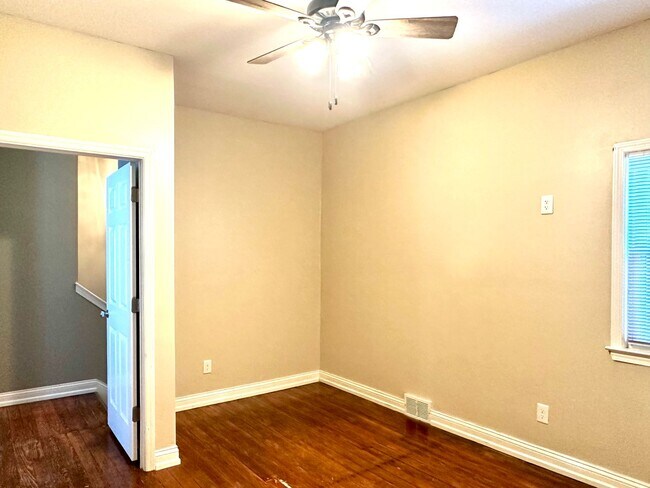 Building Photo - Renovated Germantown House in Great Location