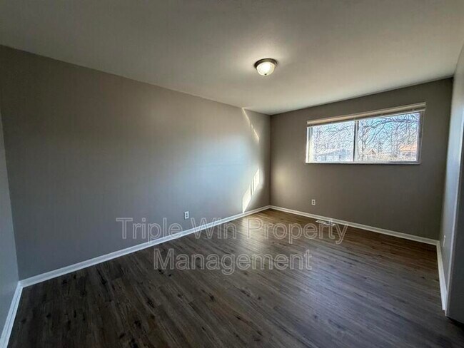 Building Photo - 1665 Queens Dr