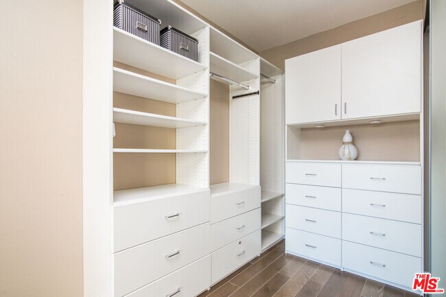 Building Photo - 901 Flower St