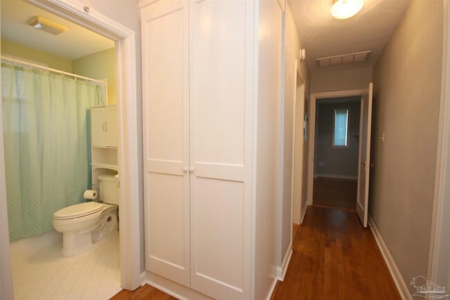 Building Photo - 1221 E Hernandez St