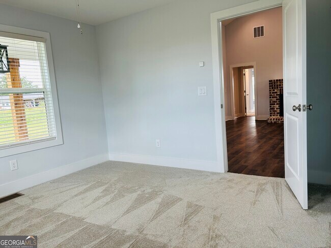 Building Photo - 425 Smokey Rd