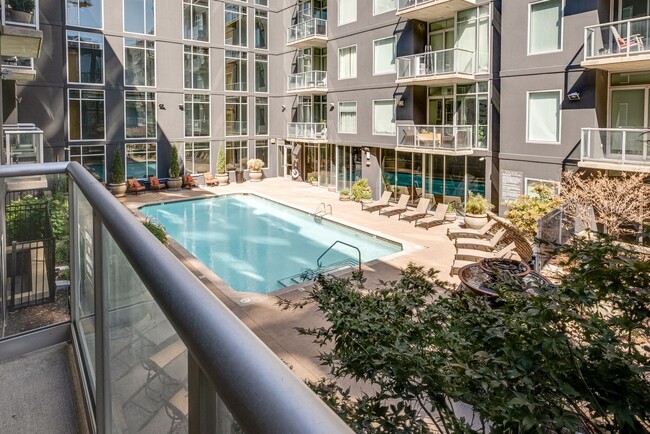 Building Photo - 2 bed, 2 bath Condo in the Gulch with park...