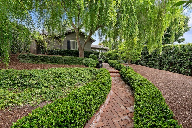Building Photo - Classic Modern Cottage in Laguna Village