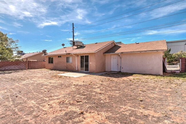 Building Photo - 3 Bedroom 2 bathroom home located near the...