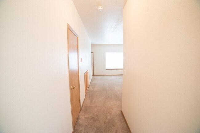 Building Photo - Oversized Townhouse in Prime Location!