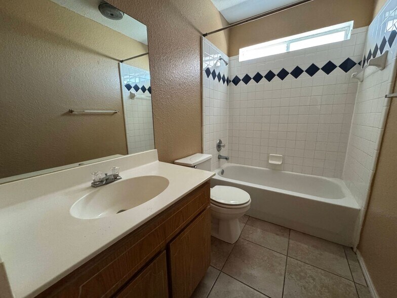 Building Photo - 3203 Toledo Dr