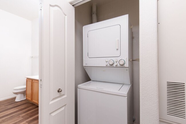 Building Photo - 1st floor two bedroom in upscale NW commun...