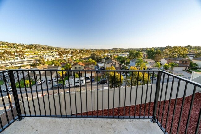 Building Photo - 5 Bedroom house with view