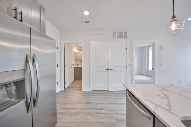 Building Photo - Brand New Luxury unit on Broadway in Bangor!
