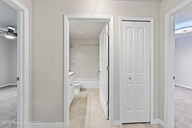 Building Photo - 565 Rembrandt St SE