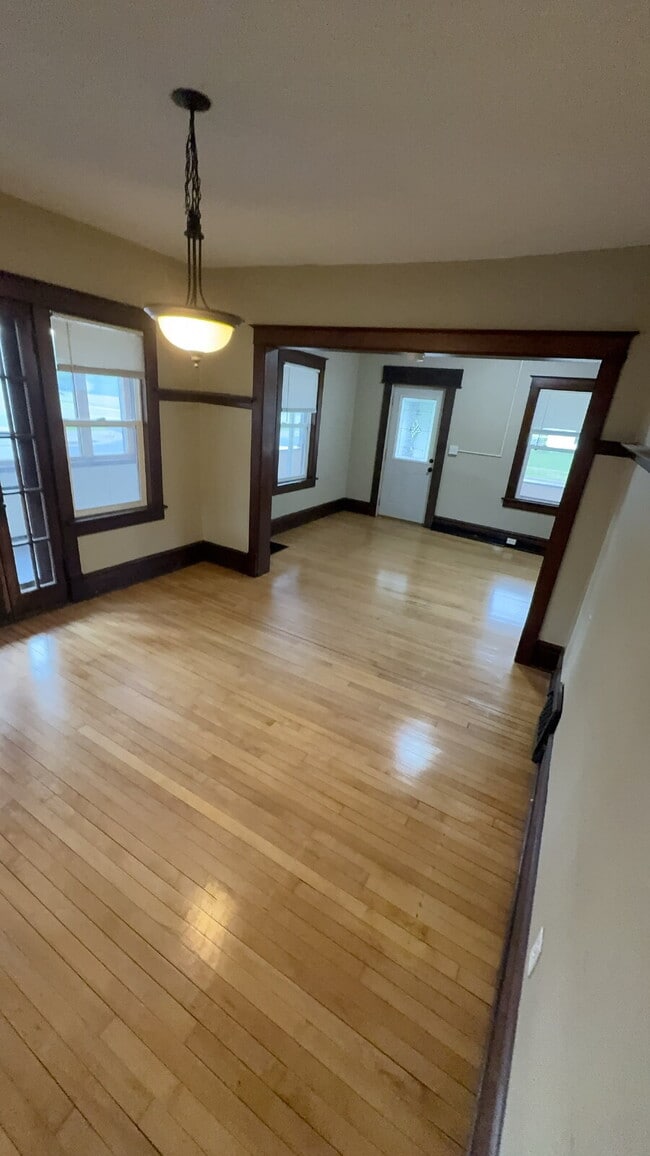 Building Photo - 3 bed 1 bath close to Water St. and UWEC! Available June 1st