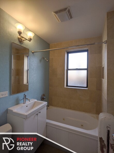 Building Photo - 736 W Addison St