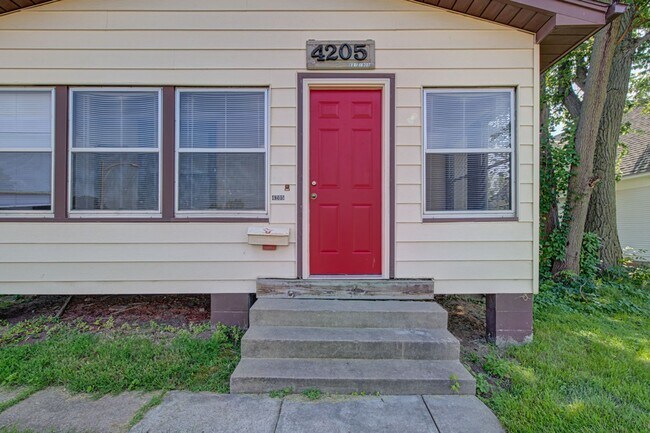 Building Photo - 4205 Pacific. Available June 2026.  3 bedroom, 2 bath, 2.5 car garage.  Does not qualify for gove...