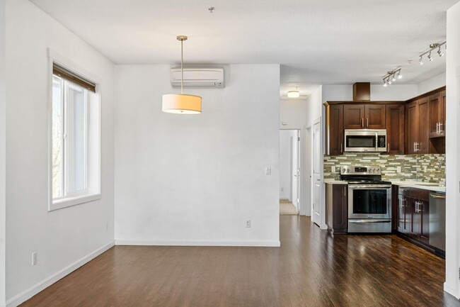 Building Photo - Beautiful, modern 2-bdrm/1-bath condo in v...