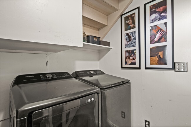 Building Photo - 1542 Fieldcrest Ln