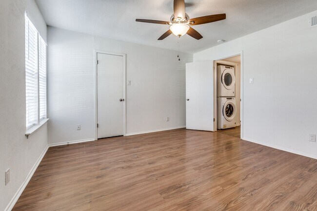Building Photo - Lock and go GATED COMMUNITY near the night life in Addison. 2br/1ba Condo!