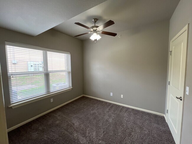 Building Photo - 2 Bedroom, 2 Bath Modern, Open Floor Plan