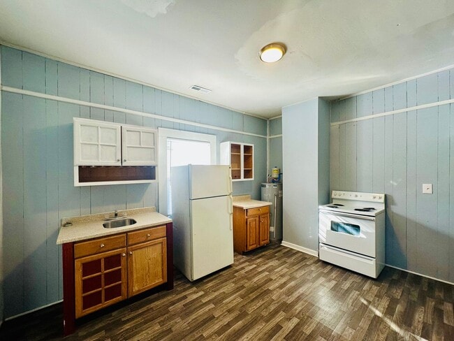 Building Photo - DOWNTOWN WILMINGTON - 3 Bedroom & 1 Bath -...